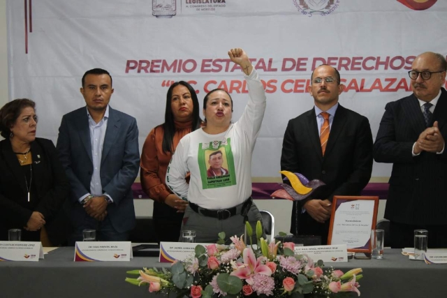 Yayeni Jael Jacobo recibió a nombre del Colectivo Buscadoras del Sur de Morelos el Premio “Carlos Celis Salazar 2024”, en el rubro de derechos humanos, por parte del Congreso del estado. 