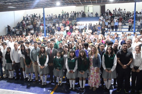 La mandataria estatal presentó la iniciativa en la Secundaria No. 2 de Altavista, en Cuernavaca. 