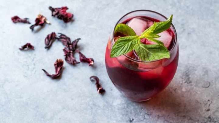 Agua de jamaica con limón, una deliciosa combinación para refrescar tu fin de semana