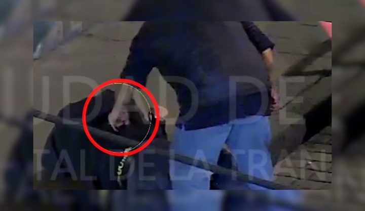 Taxista simula ayudar a joven ebrio y termina rob&aacute;ndole celular