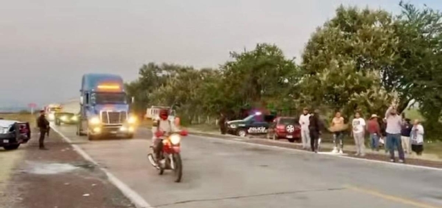 Levantan temporalmente bloqueo en la autopista Siglo XXI