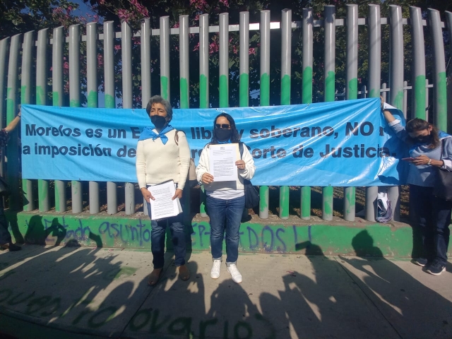 Protestan integrantes del Frente Nacional por la Familia ante el Congreso local