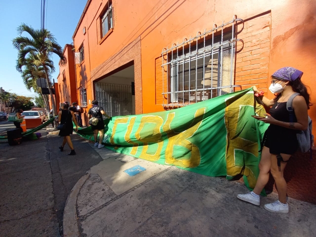 Feministas se manifiestan en el ayuntamiento capitalino