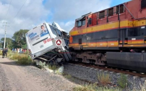 Choque de autobús con tren en Guanajuato deja cinco muertos y varios heridos