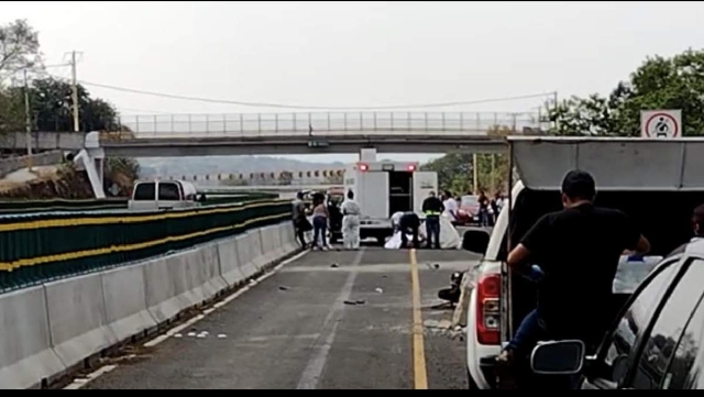 El accidente ocurrió cerca de uno de los puentes que cruza la vialidad.