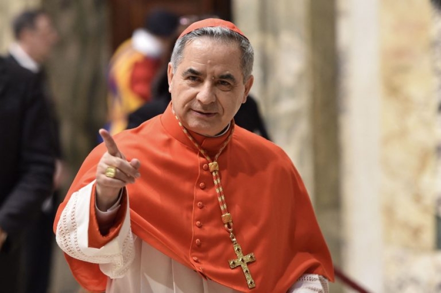 Cardenal  Angelo Becciu asegura que puede participar en el cónclave