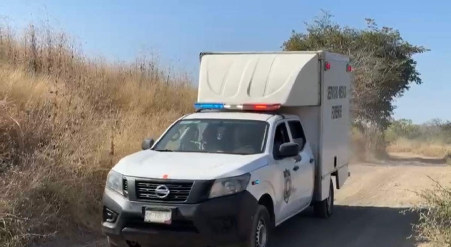  Los cuerpos fueron trasladados a la morgue en una unidad del Semefo.