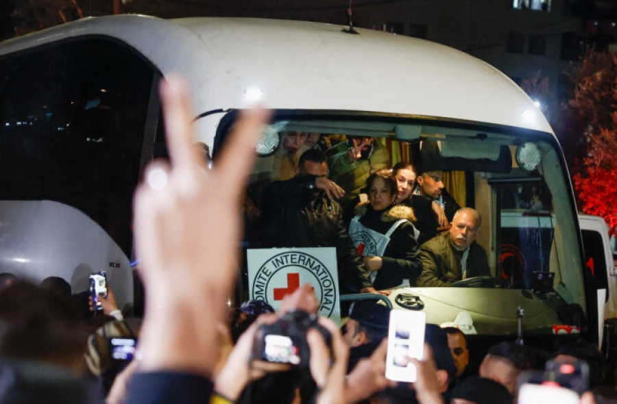 Israel libera prisioneros palestinos y Hamás entrega cuerpos de rehenes israelíes