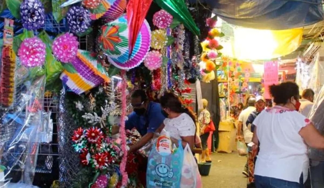 Instalan tianguis navideño en el mercado ALM