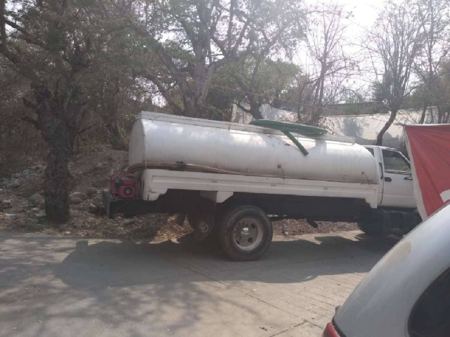   Ante la falta de agua, vecinos del municipio se han visto en la necesidad de organizarse para contar con el servicio a través de pipas.