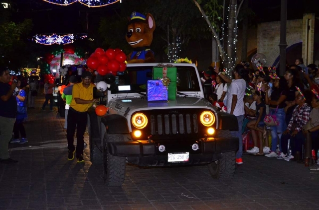 El Ayuntamiento aseguró que 30 mil personas asistieron al desfile navideño de este domingo, en el que 240 contingentes realizaron un recorrido que duró alrededor de cuatro horas.