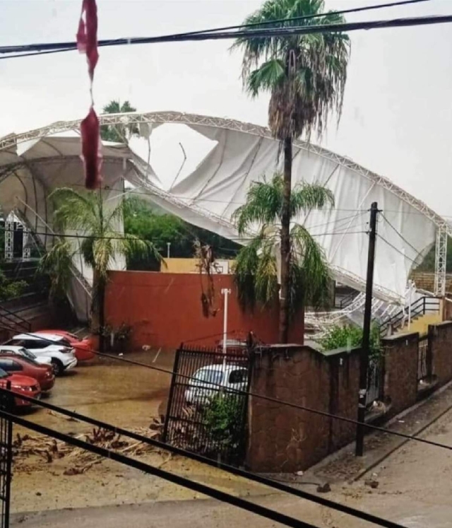 La techumbre del auditorio de San Gabriel Las Palmas se desplomó durante la precipitación.