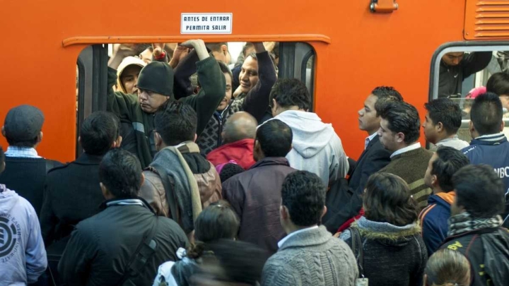 Policía ayuda a usuario del metro a entrar a vagón