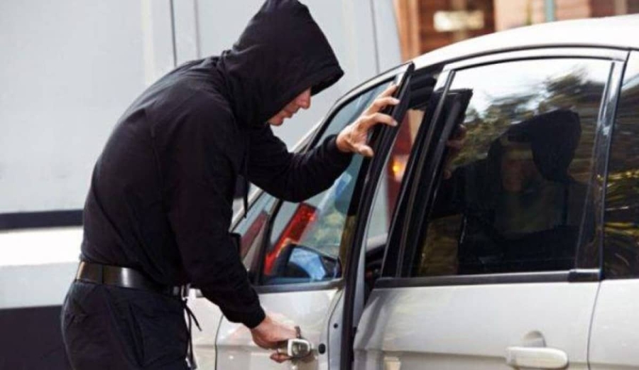 Le dieron un cachazo para robarle su auto