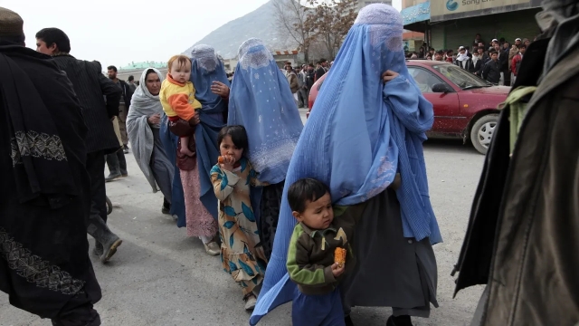 Talibanes ordenan a mujeres usar burka en Afganistán