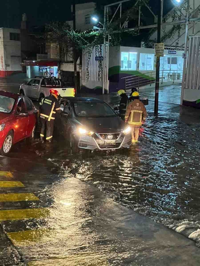 Varios vehículos quedaron varados por el nivel que alcanzó el agua en algunas colonias. 