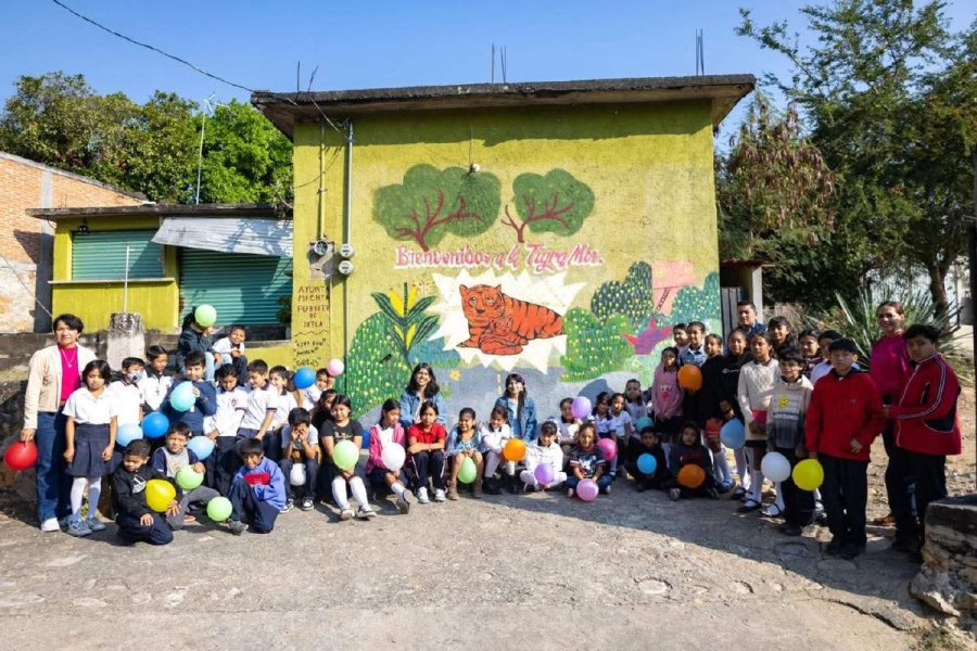 Niños de la comunidad de La Tigra crean libro y mural