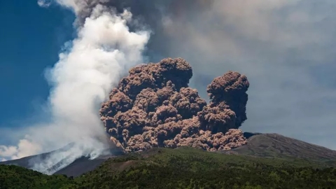 Erupción violenta del Etna genera columna de humo de gran altura