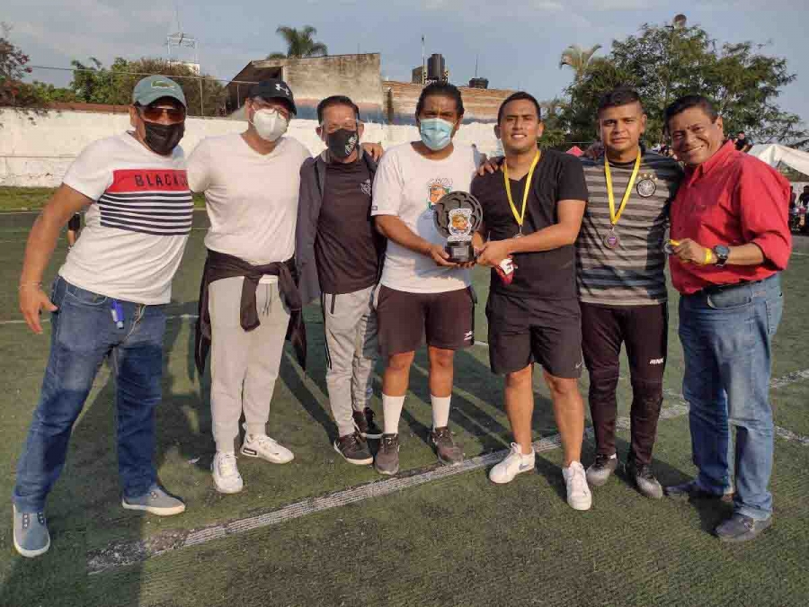 Salvador Quiroz, organizador del torneo, en compañía de Carlos Arturo Quiroz y de Roberto Rivas, coordinador de enlace deportivo de La Unión de Morelos, hicieron entrega del trofeo de campeón a los jugadores Isaac Elguea y Ulises Hernández.