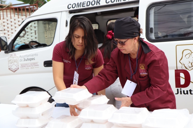 Entrega alcalde de Jiutepec raciones alimentarias a habitantes de la colonia Cuauhtémoc Cárdenas