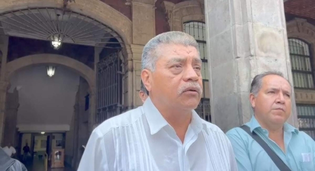 Representantes de agrupaciones de taxistas acudieron a Palacio de Gobierno para manifestar su solicitud.