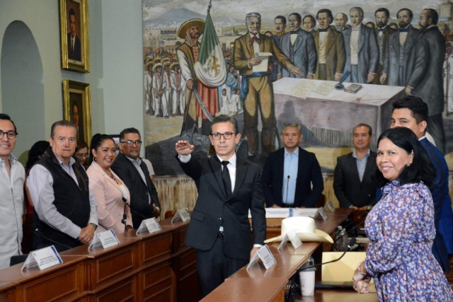 El Cabildo de Cuernavaca tomó la protesta a Demetrio Chavira de la Torre. 