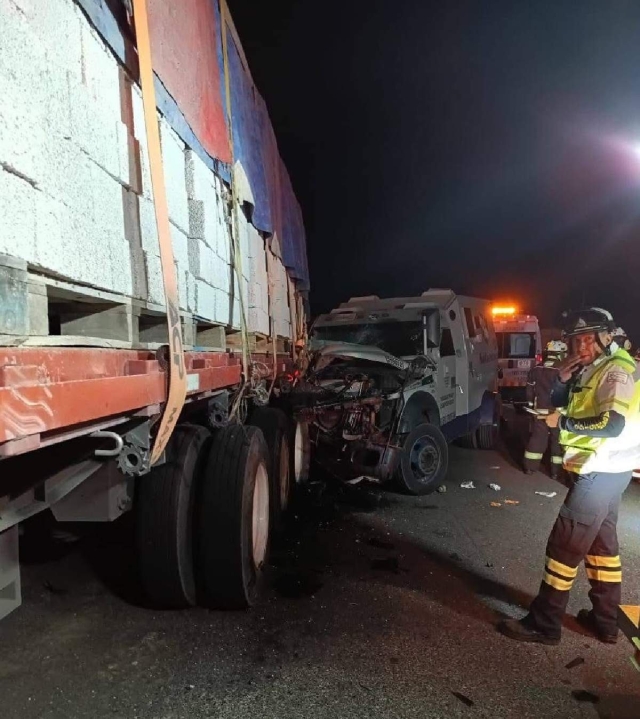 El tráiler estaba estacionado cuando se impactó la camioneta.