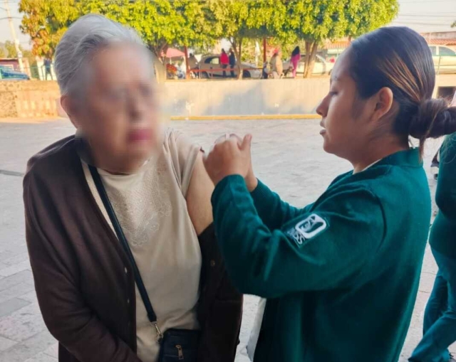 Invita IMSS Morelos a vacunarse contra influenza y covid-19 ante el inicio del invierno