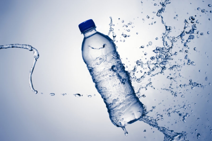 Agua embotellada contiene hasta 100 veces más microplásticos de lo estimado