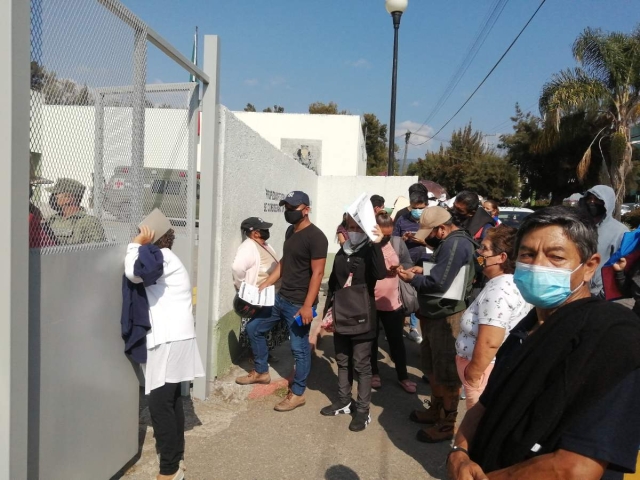 Continúan las jornadas de vacunación en el hospital de la Zona Militar, en Cuernavaca. 