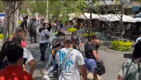 Las mujeres fueron agredidas por varias personas.