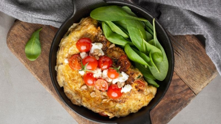 Desayuno saludable para comenzar el año, omelette de espinacas con zanahoria