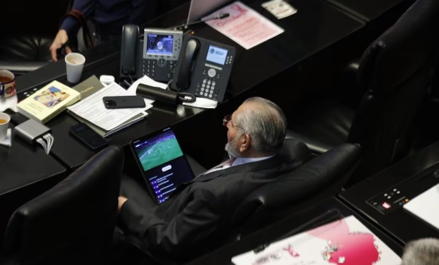 Captan a Adán Augusto López viendo partido en plena sesión del Senado
