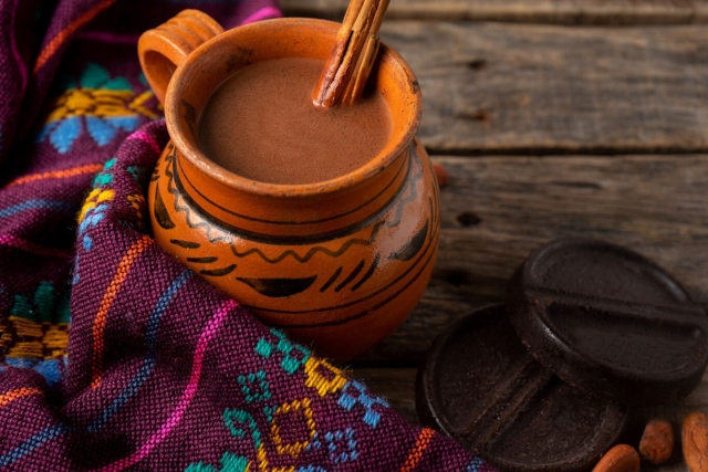 La receta ideal para acompañar tu rosca: Atole de chocolate en minutos