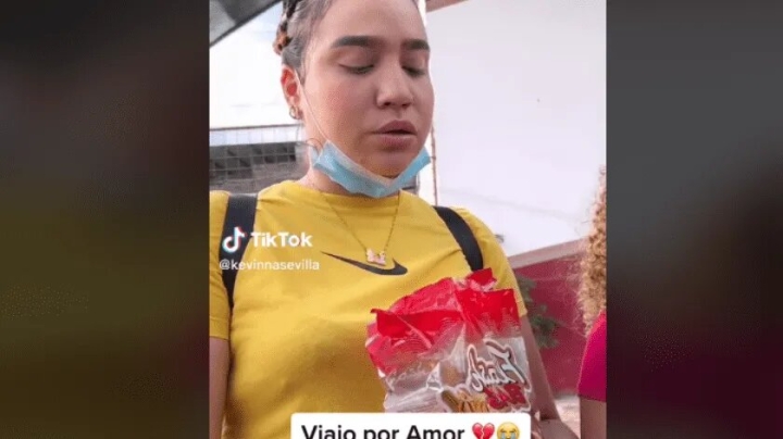 Mujer deja su país para reunirse con su novio virtual y él la rechaza