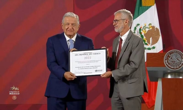 AMLO recibe reconocimiento en el Día Mundial sin Tabaco