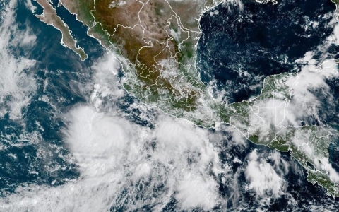 &#039;Narda&#039; se convierte en huracán categoría 1 frente a costas del Pacífico