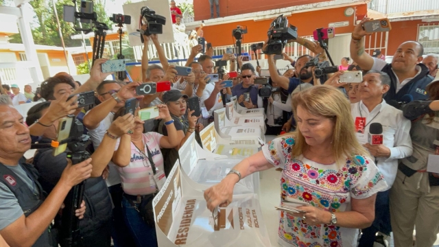 Desde temprana hora acudió Margarita González Saravia a votar