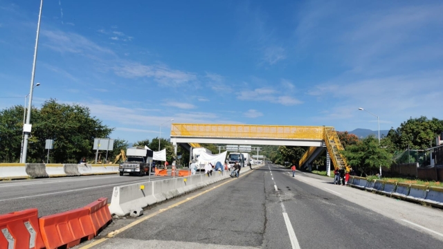 Bloquean campesinos autopista La Pera-Cuautla