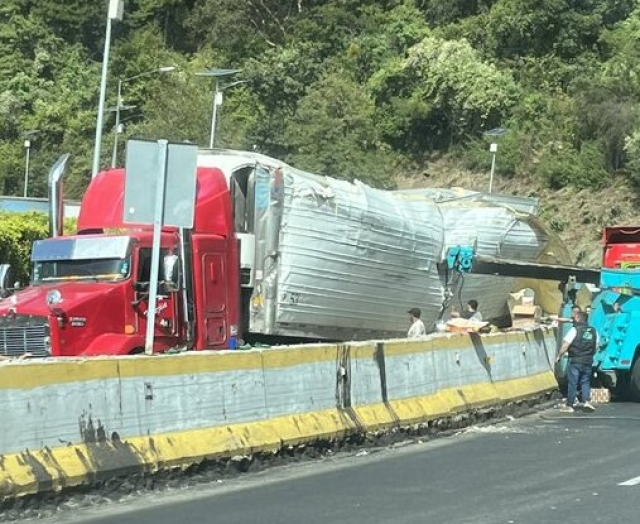 Continúan maniobras para retirar tráiler que volcó en &#039;La Pera&#039;