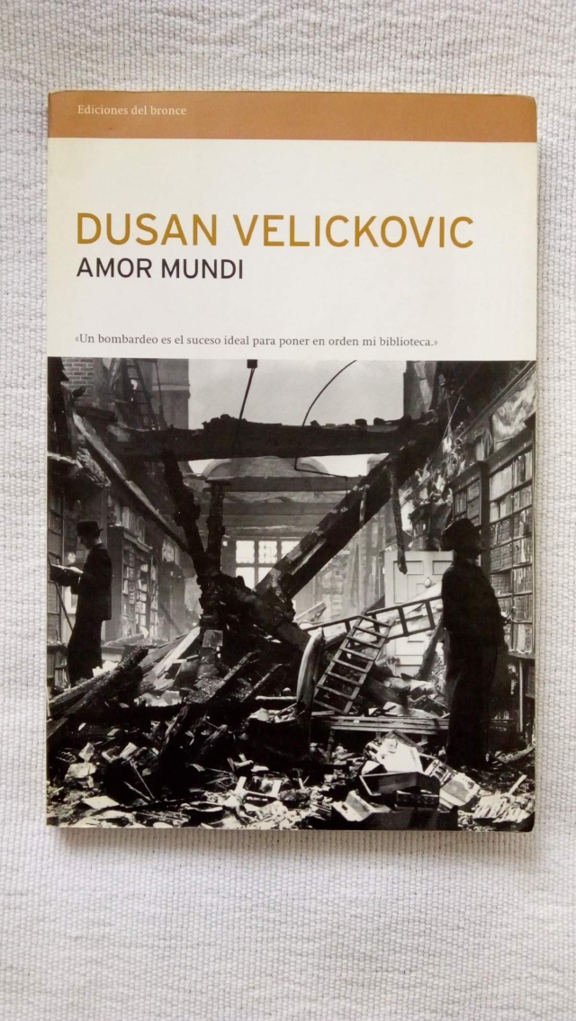 En la cubierta de la obra se lee una frase de Veličković: &laquo;Un bombardeo es el suceso ideal para poner en orden mi biblioteca&raquo;.