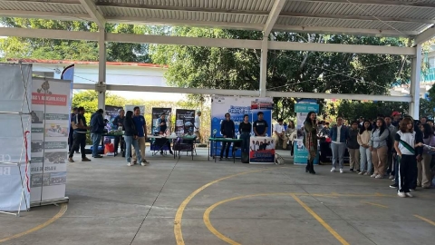 Realizan Expo Profesiogr&aacute;fica 2025 en el CBTa 194