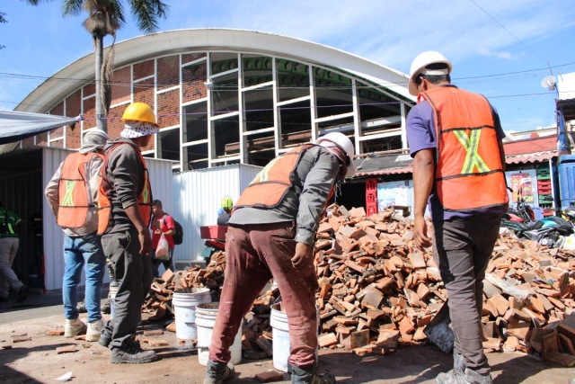 Locatarios presionan para instalar tianguis navideño