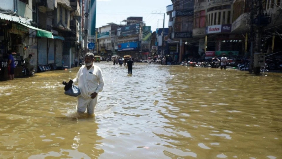 Pakistán registra 905 fallecidos por inundaciones desde junio