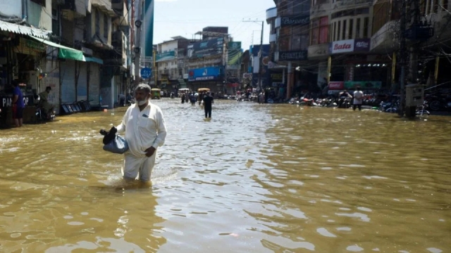 Pakistán registra 905 fallecidos por inundaciones desde junio