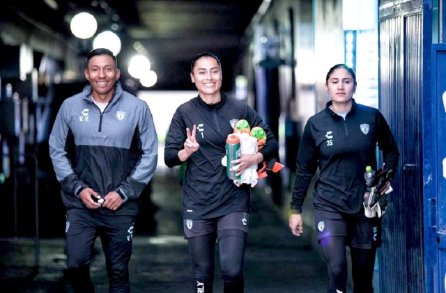 Víctor Verónica lleva seis años trabajando con Pachuca, y desde el 2020 se hace cargo del trabajo con las porteras del primer equipo femenil.