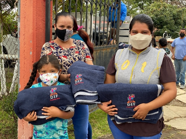 Entrega DIF Cuernavaca cobijas a familias de Buenavista del Monte
