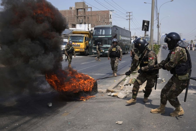 Perú impone toque de queda en Lima para contener protestas