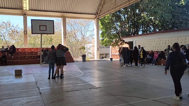 Los alumnos tomaron el plantel en rechazo al nuevo director.