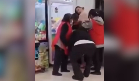 Mujer finge embarazo para robar en tienda y video se vuelve viral